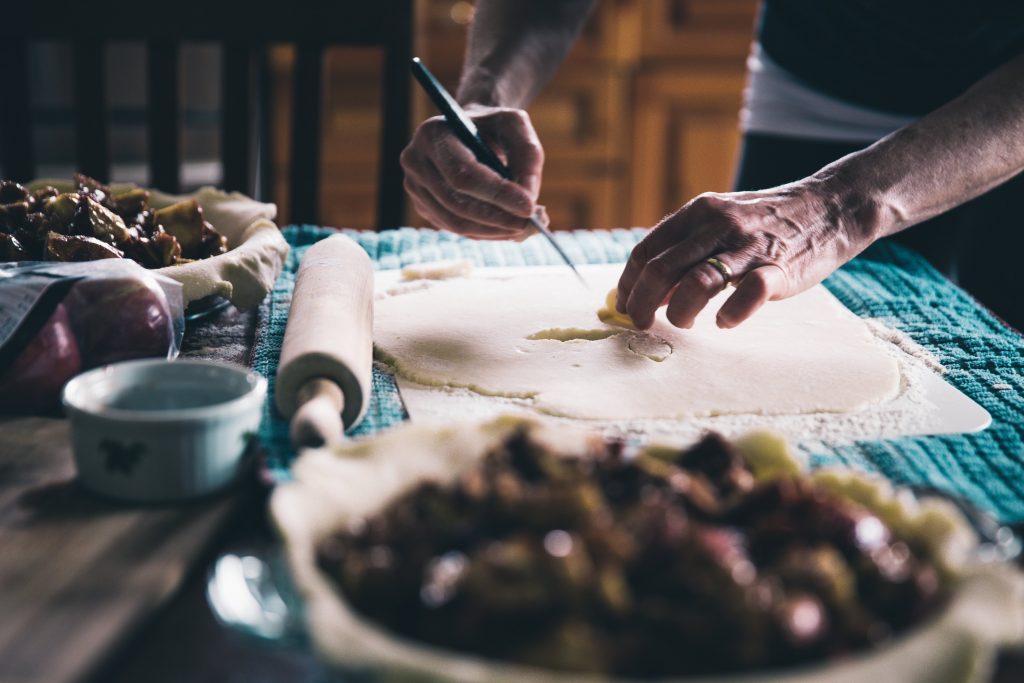 mom-making-pie